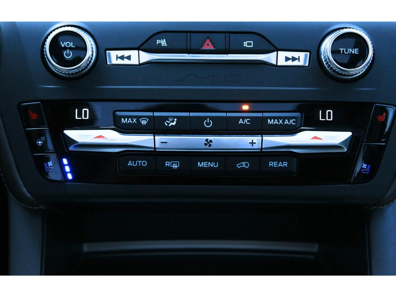 2020 Ford Explorer Platinum AWD | Panoramic Roof | Navigation | 6 Passenger Photo