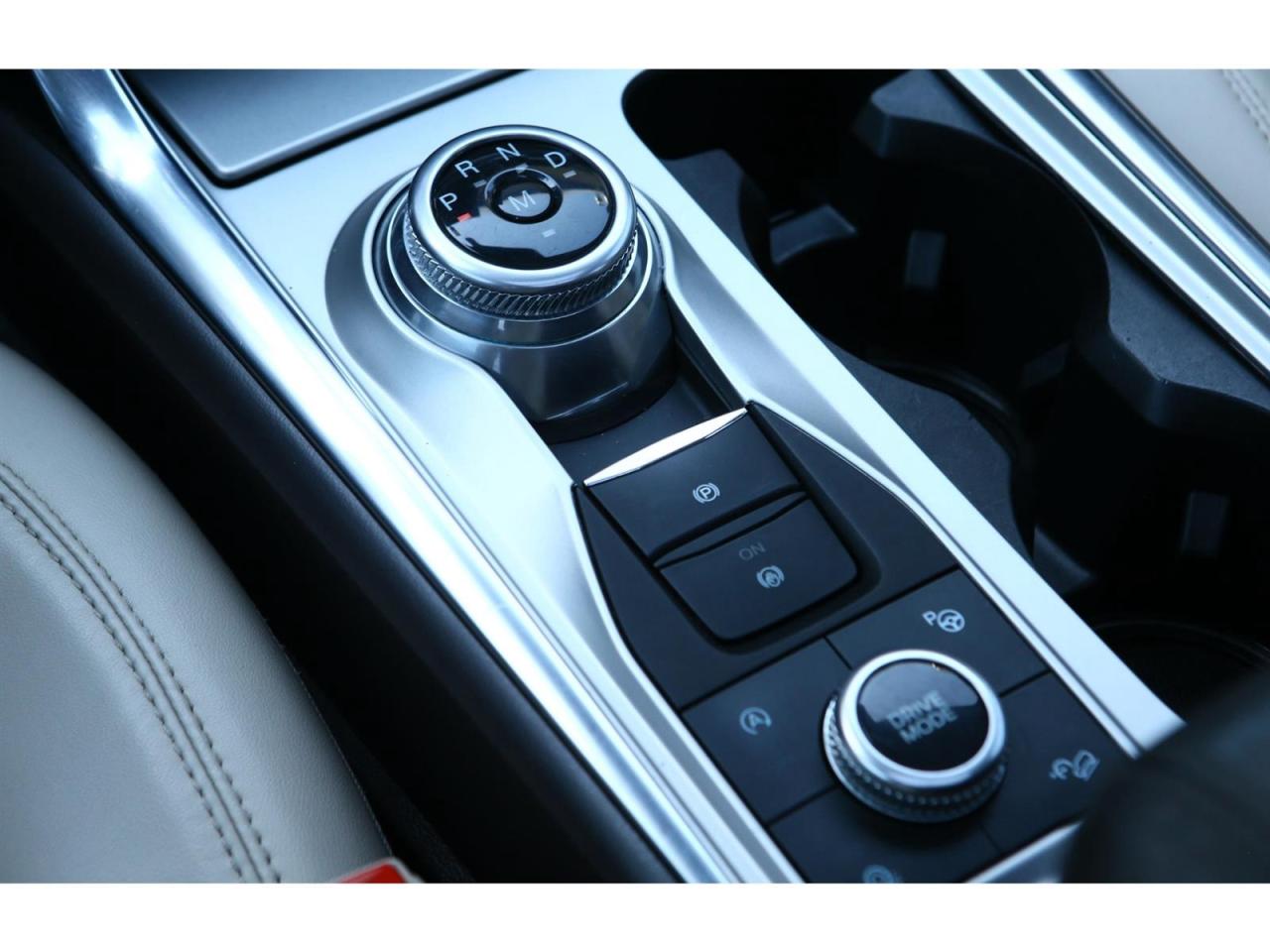 2020 Ford Explorer Platinum AWD | Panoramic Roof | Navigation | 6 Passenger Photo