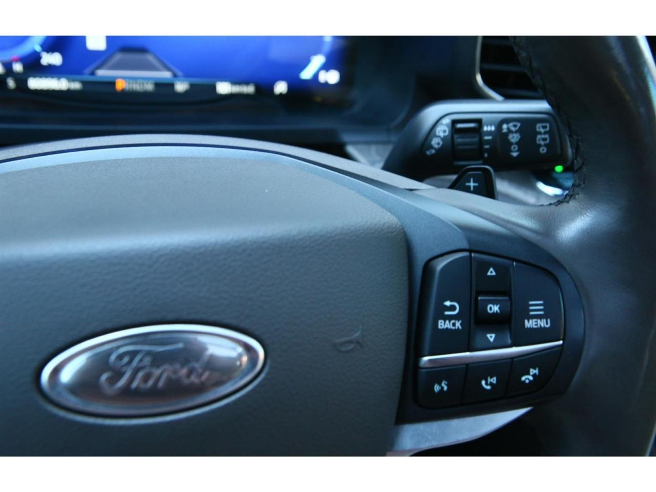 2020 Ford Explorer Platinum AWD | Panoramic Roof | Navigation | 6 Passenger Photo