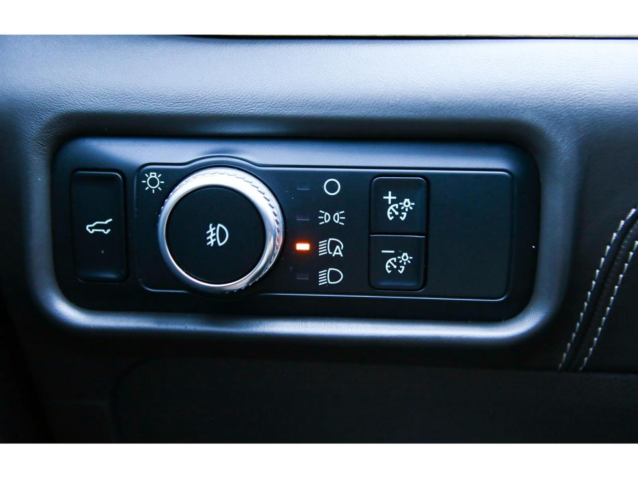 2020 Ford Explorer Platinum AWD | Panoramic Roof | Navigation | 6 Passenger Photo