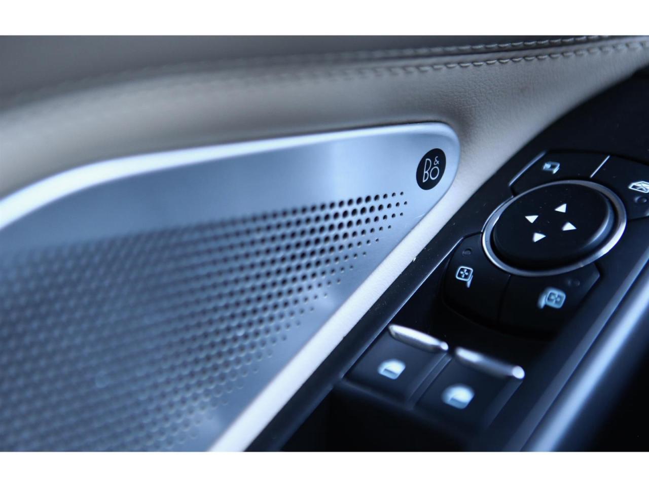 2020 Ford Explorer Platinum AWD | Panoramic Roof | Navigation | 6 Passenger Photo