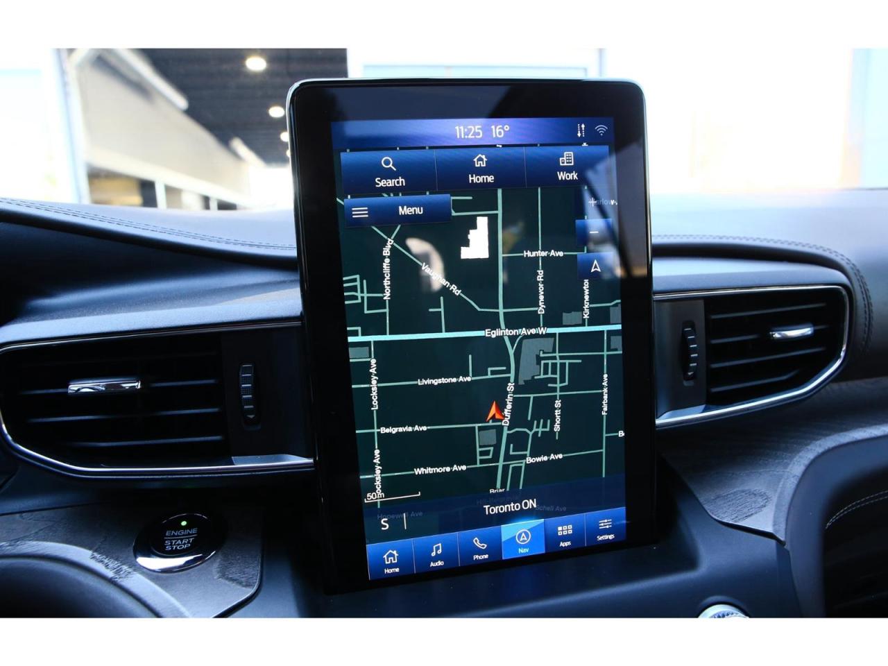 2020 Ford Explorer Platinum AWD | Panoramic Roof | Navigation | 6 Passenger Photo