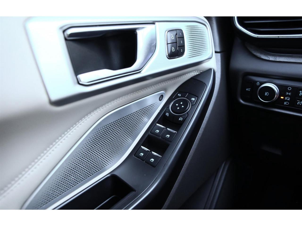 2020 Ford Explorer Platinum AWD | Panoramic Roof | Navigation | 6 Passenger Photo