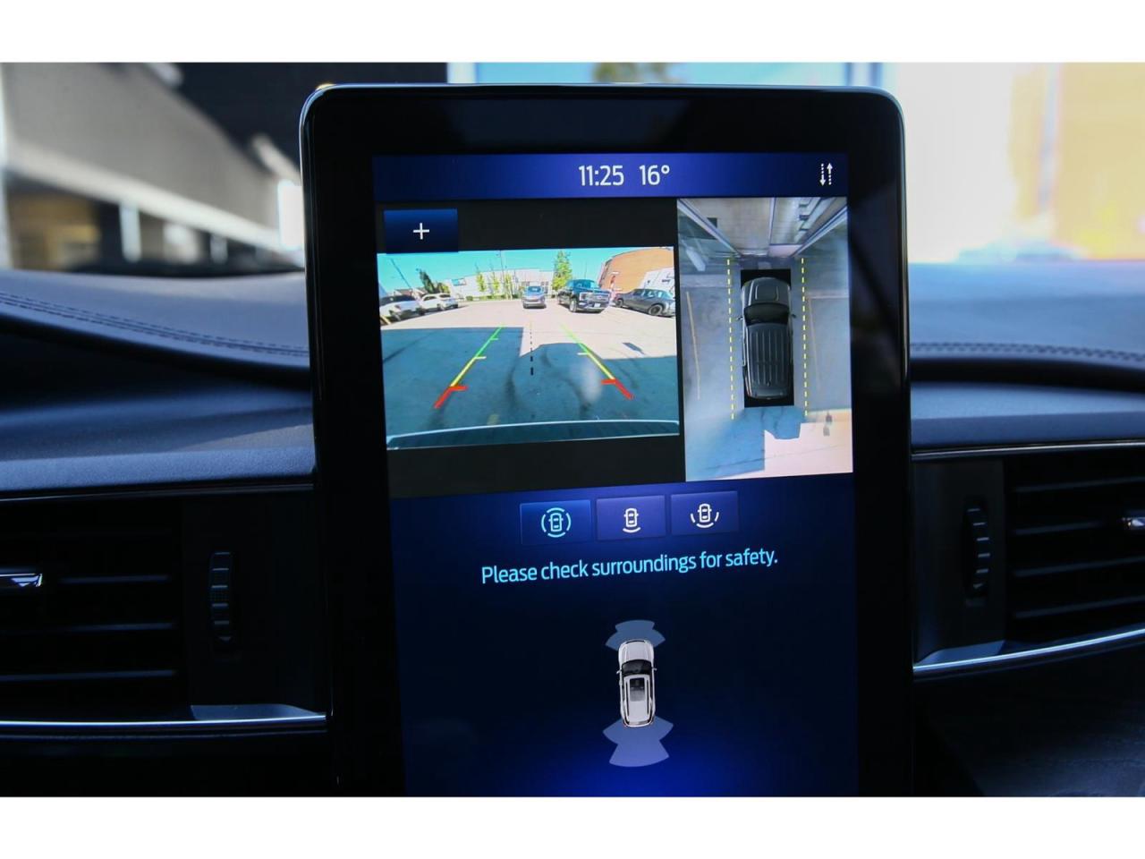 2020 Ford Explorer Platinum AWD | Panoramic Roof | Navigation | 6 Passenger Photo