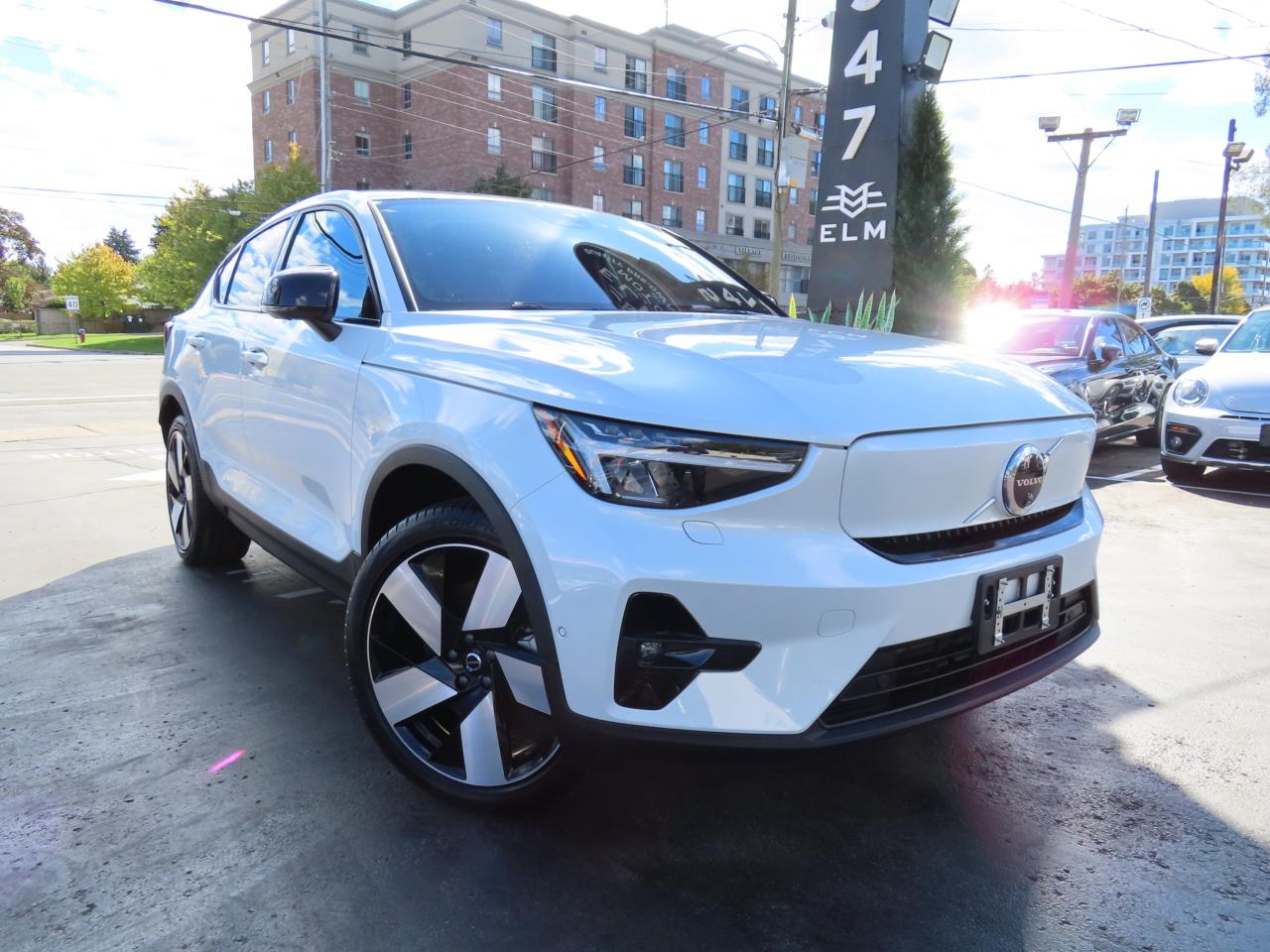 2024 Volvo C40 Recharge Pure Electric PLUS PKG - Recharge Pure Electric - Low Kms !! Photo