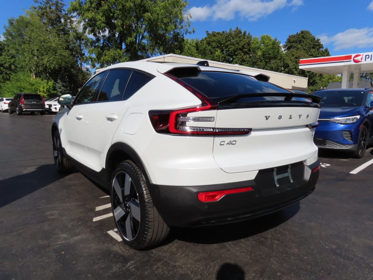 2024 Volvo C40 Recharge Pure Electric PLUS PKG - Recharge Pure Electric - Low Kms !! Photo