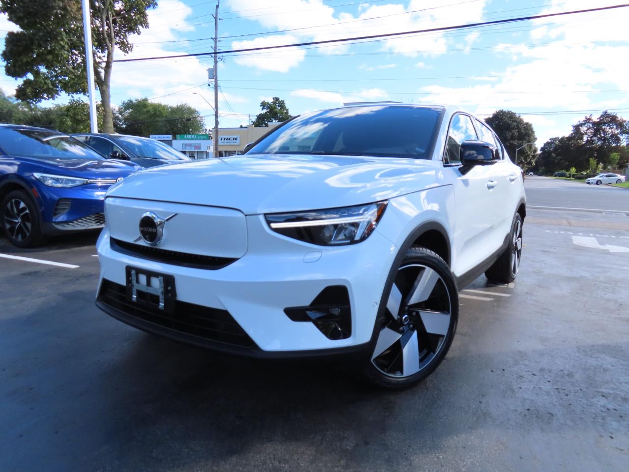 2024 Volvo C40 Recharge Pure Electric PLUS PKG - Recharge Pure Electric - Low Kms !! Photo