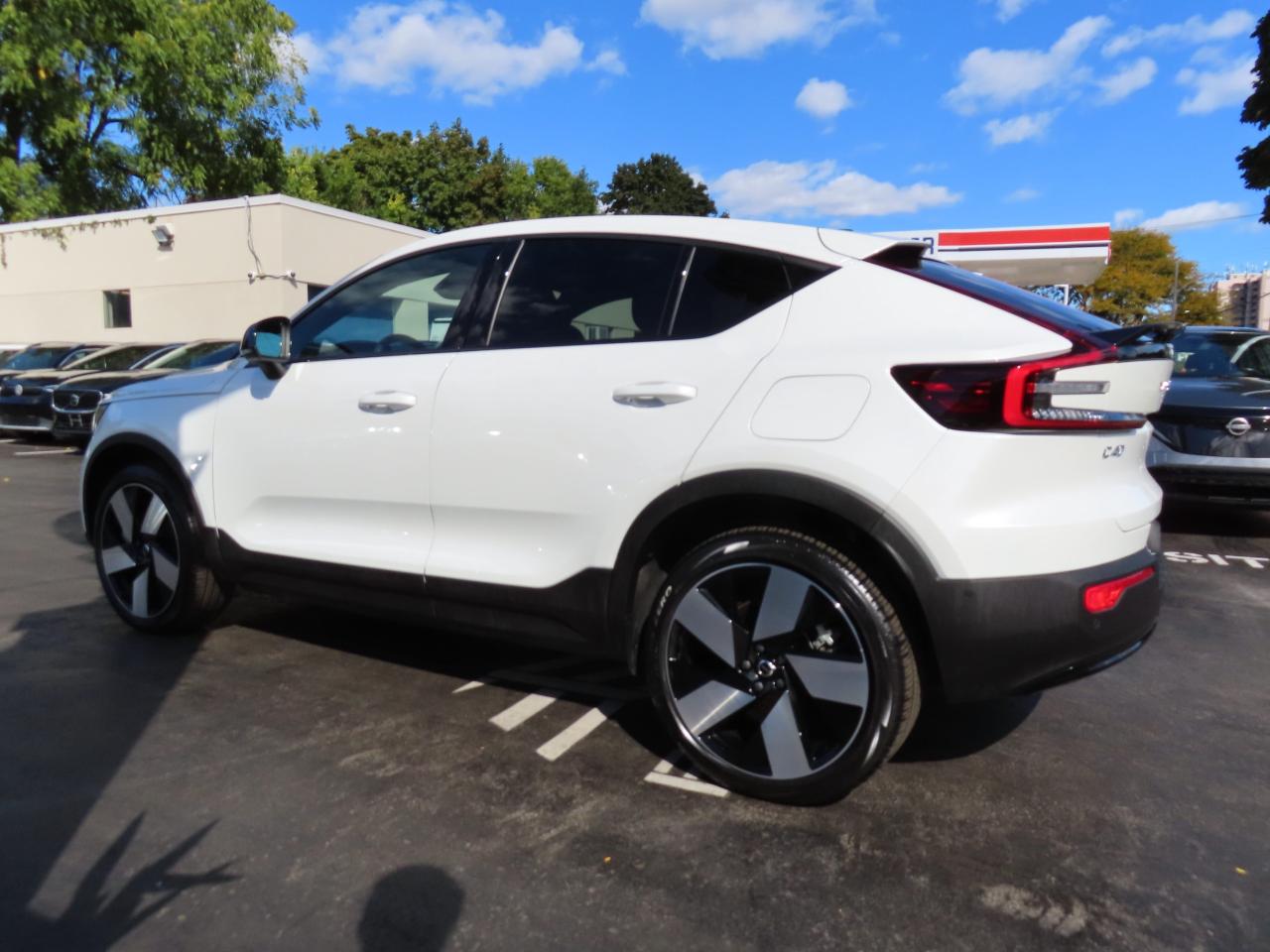 2024 Volvo C40 Recharge Pure Electric PLUS PKG - Recharge Pure Electric - Low Kms !! Photo