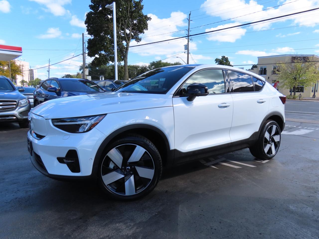 2024 Volvo C40 Recharge Pure Electric PLUS PKG - Recharge Pure Electric - Low Kms !! Photo