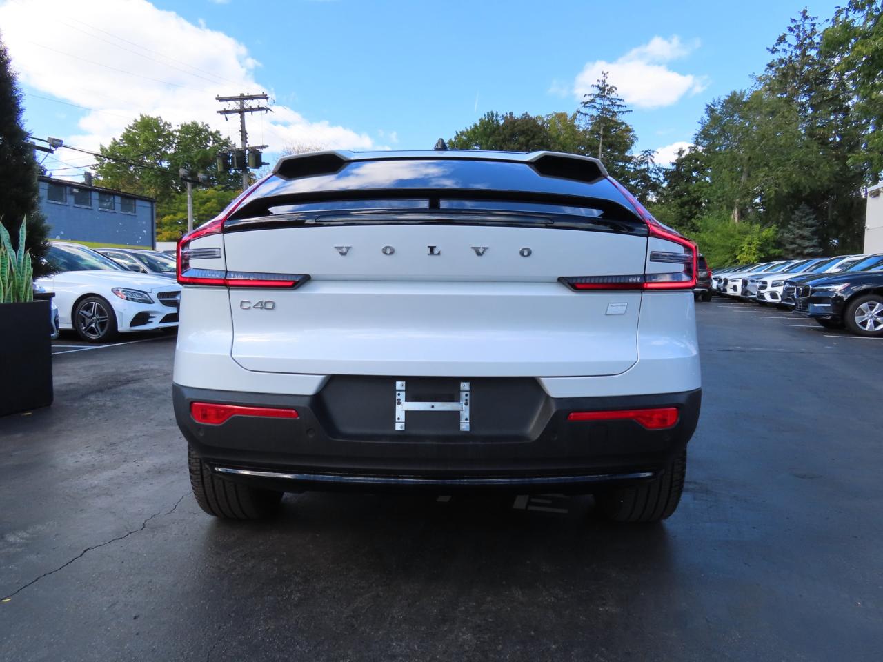 2024 Volvo C40 Recharge Pure Electric PLUS PKG - Recharge Pure Electric - Low Kms !! Photo