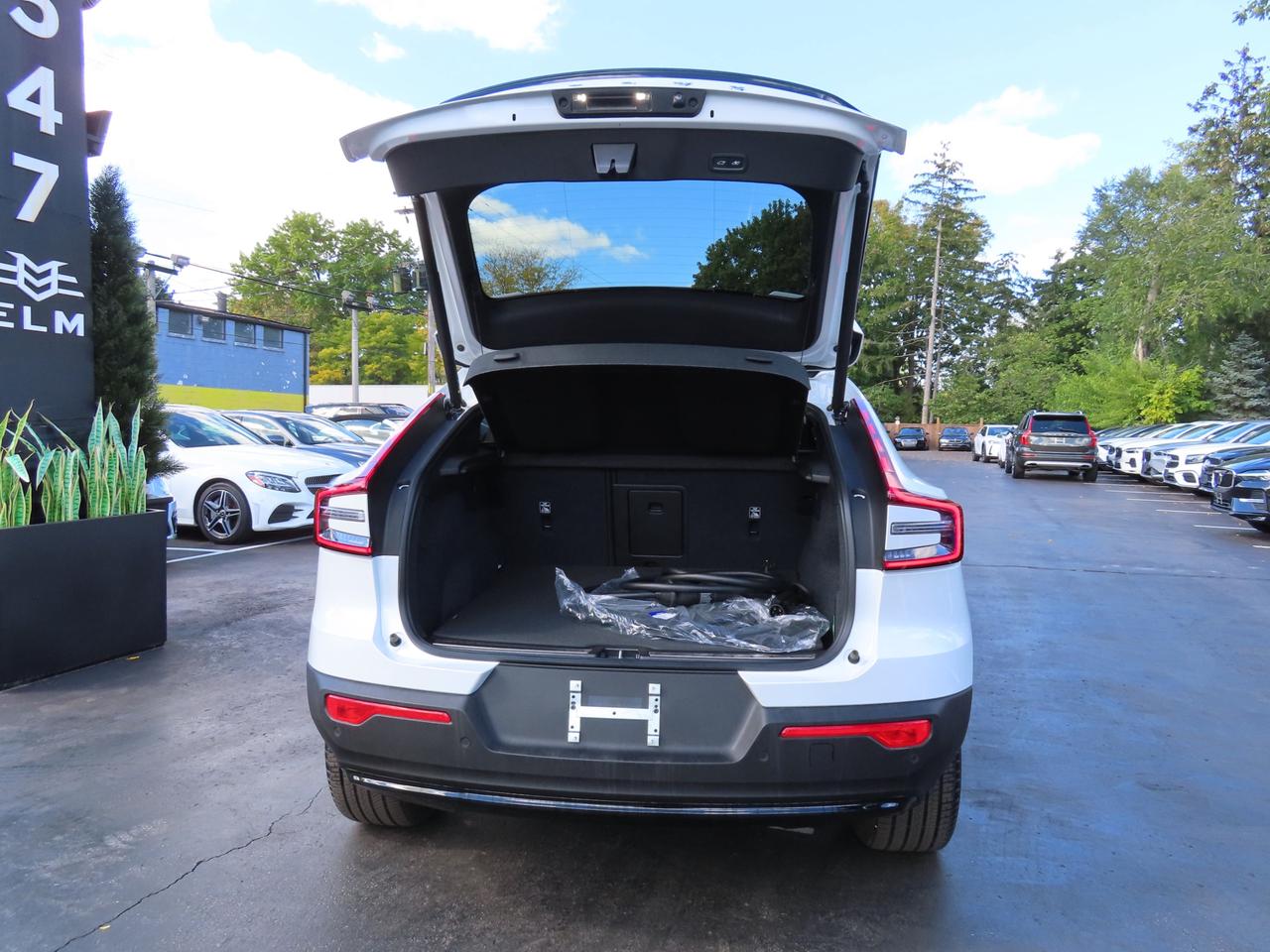 2024 Volvo C40 Recharge Pure Electric PLUS PKG - Recharge Pure Electric - Low Kms !! Photo