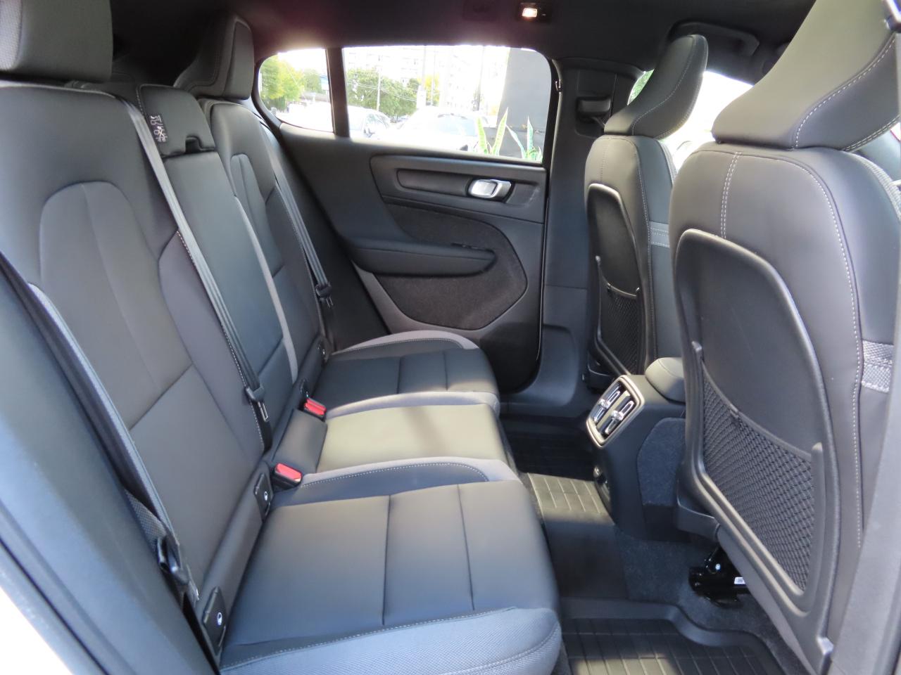 2024 Volvo C40 Recharge Pure Electric PLUS PKG - Recharge Pure Electric - Low Kms !! Photo