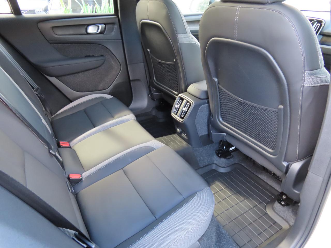 2024 Volvo C40 Recharge Pure Electric PLUS PKG - Recharge Pure Electric - Low Kms !! Photo