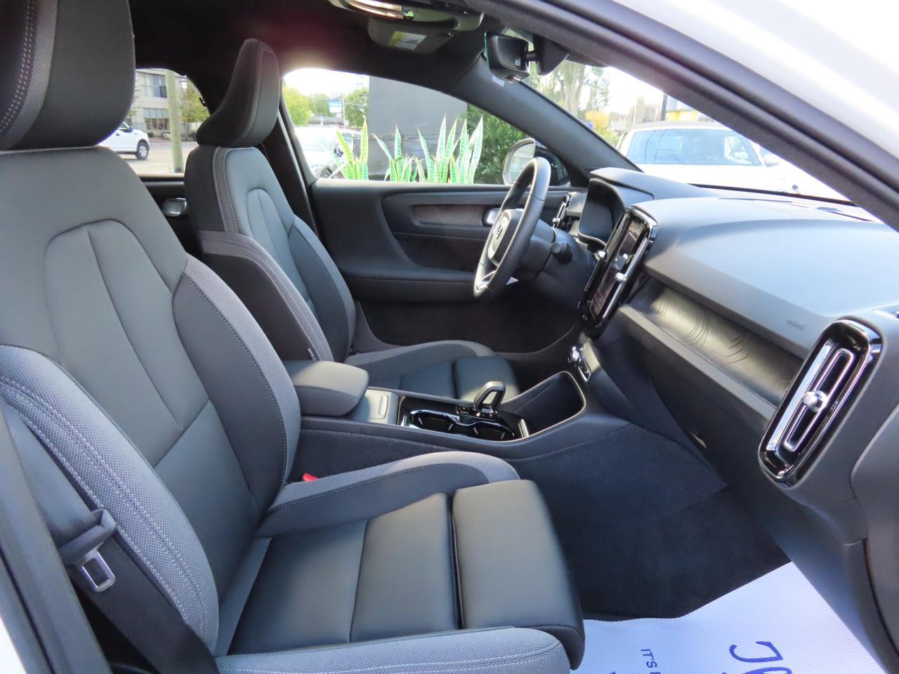 2024 Volvo C40 Recharge Pure Electric PLUS PKG - Recharge Pure Electric - Low Kms !! Photo