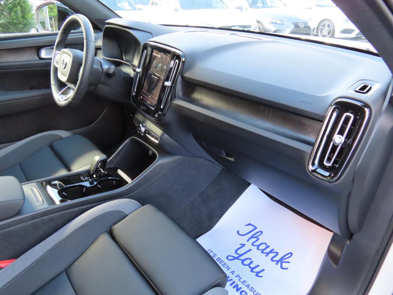 2024 Volvo C40 Recharge Pure Electric PLUS PKG - Recharge Pure Electric - Low Kms !! Photo