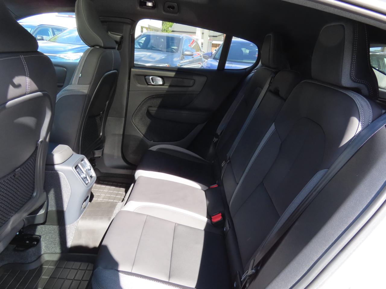 2024 Volvo C40 Recharge Pure Electric PLUS PKG - Recharge Pure Electric - Low Kms !! Photo