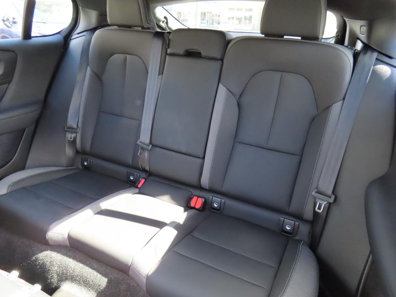 2024 Volvo C40 Recharge Pure Electric PLUS PKG - Recharge Pure Electric - Low Kms !! Photo