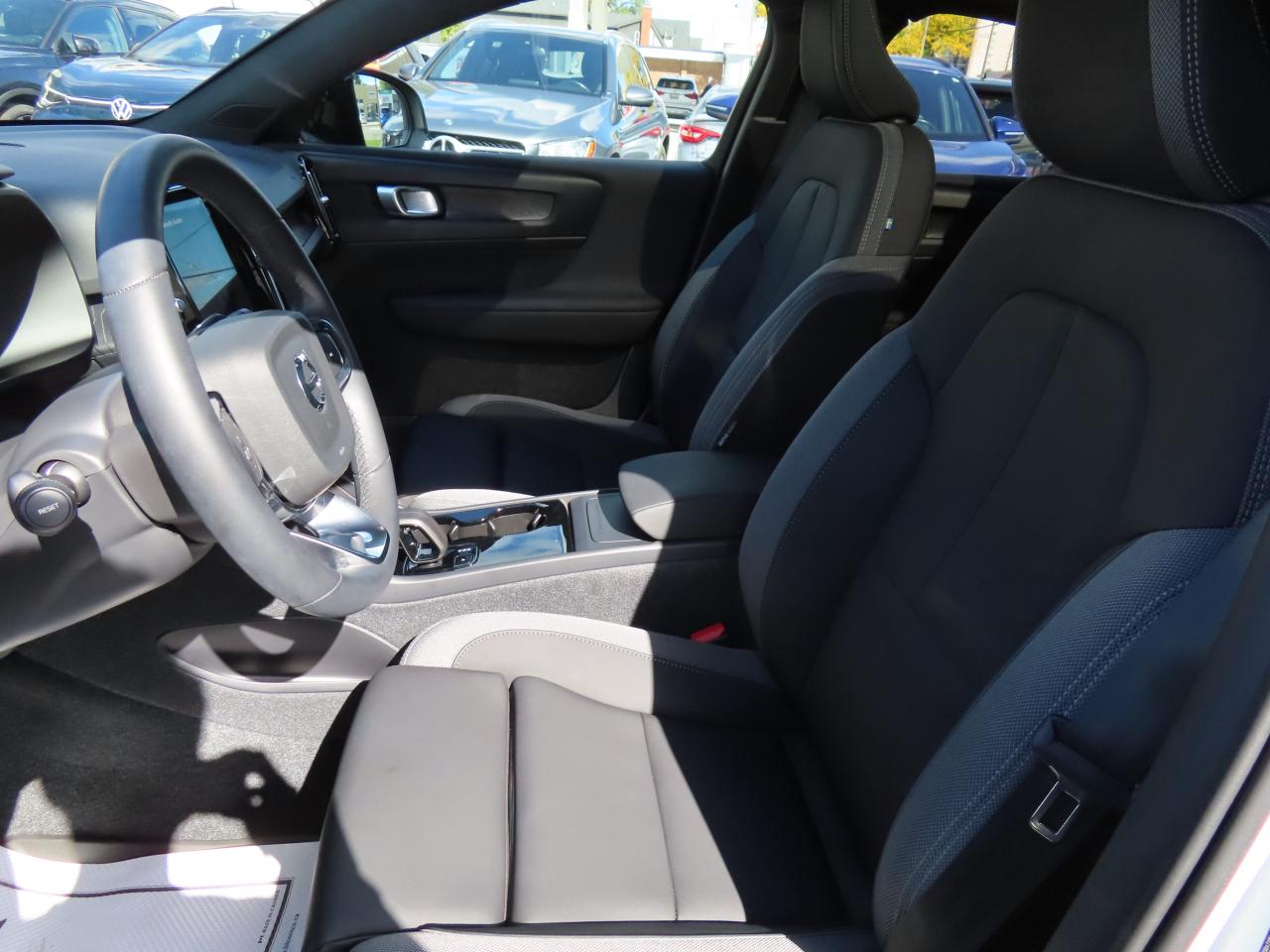 2024 Volvo C40 Recharge Pure Electric PLUS PKG - Recharge Pure Electric - Low Kms !! Photo