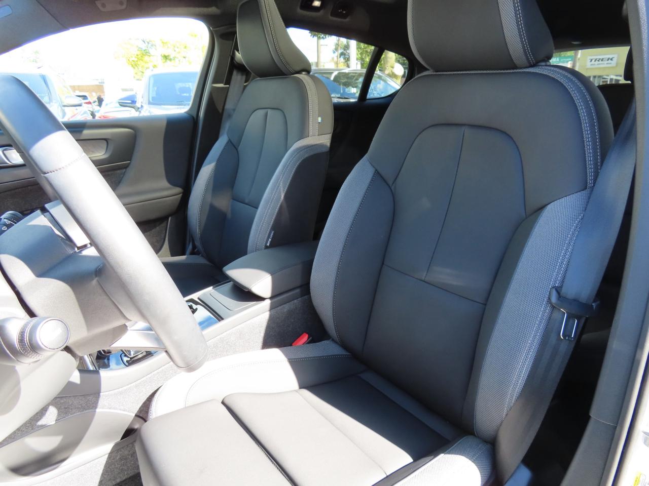 2024 Volvo C40 Recharge Pure Electric PLUS PKG - Recharge Pure Electric - Low Kms !! Photo