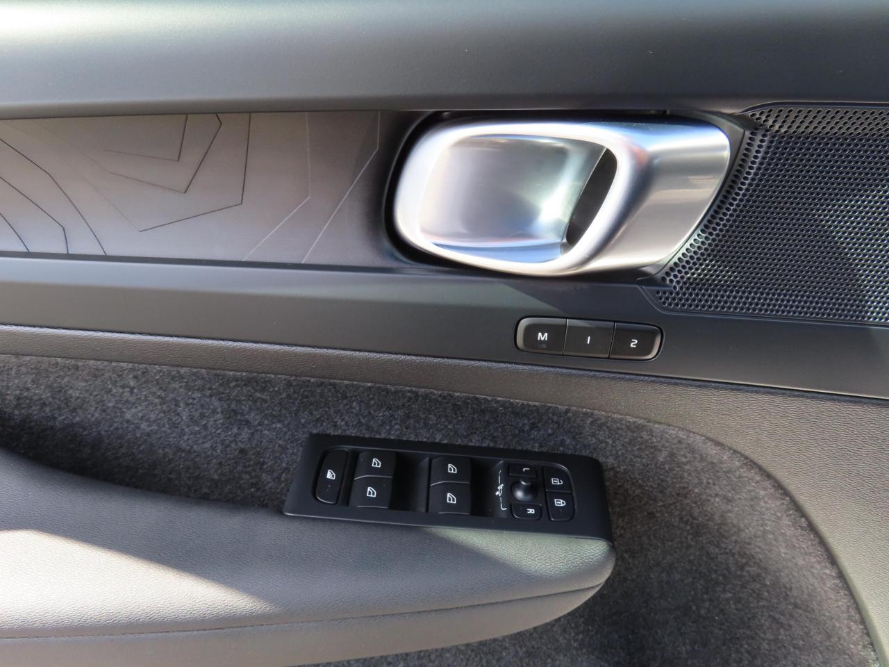 2024 Volvo C40 Recharge Pure Electric PLUS PKG - Recharge Pure Electric - Low Kms !! Photo