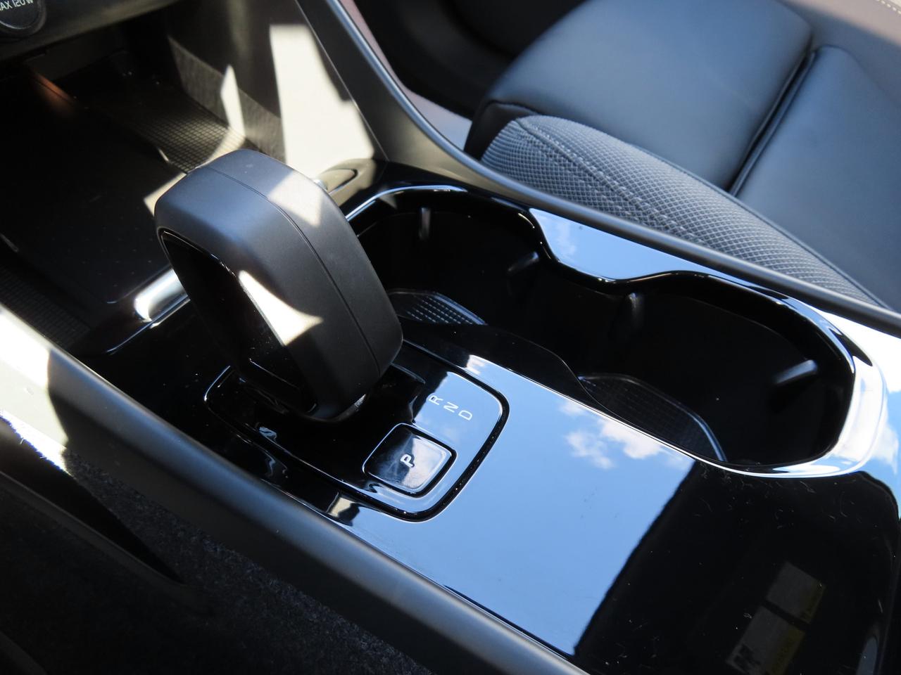 2024 Volvo C40 Recharge Pure Electric PLUS PKG - Recharge Pure Electric - Low Kms !! Photo