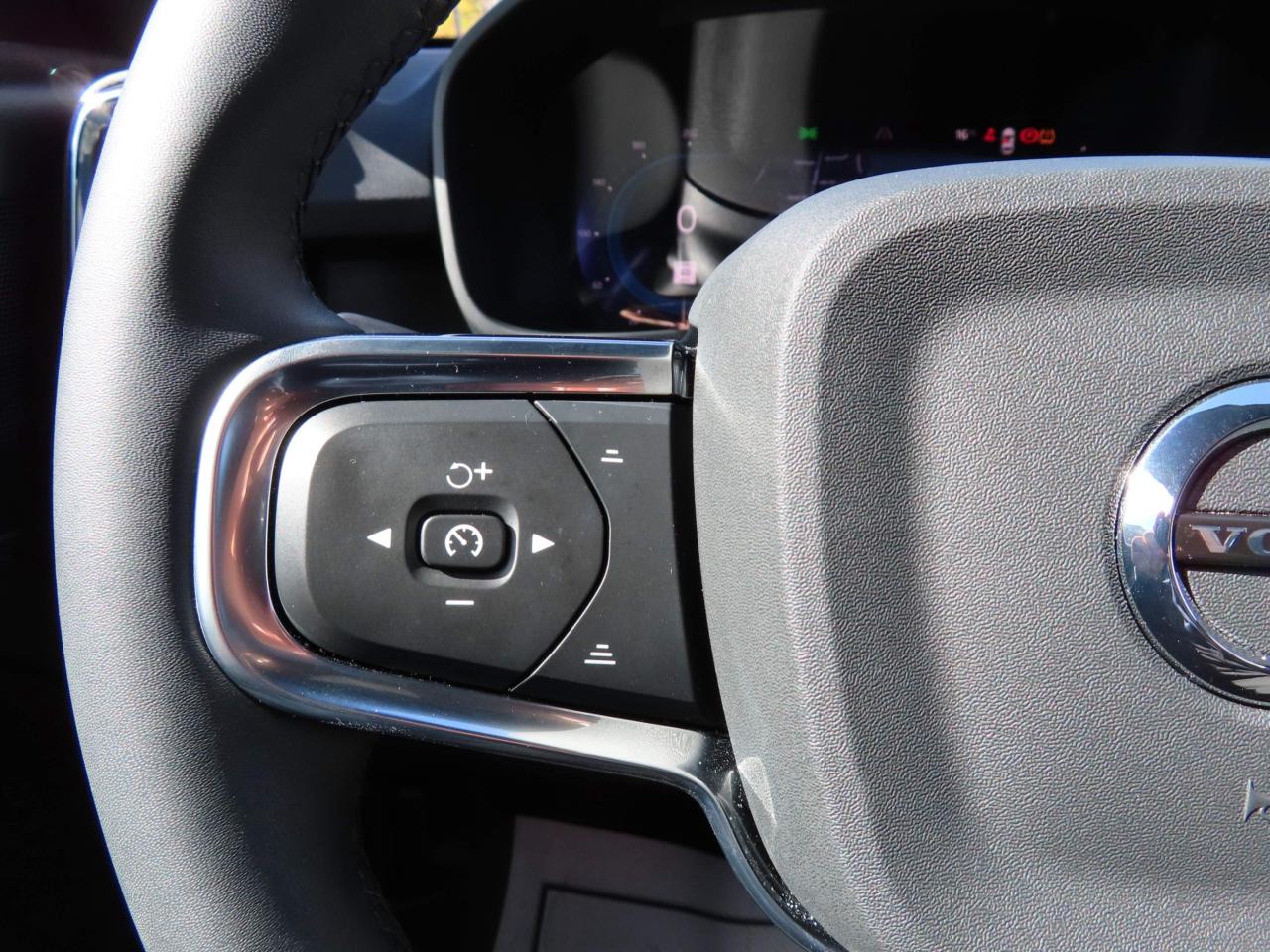 2024 Volvo C40 Recharge Pure Electric PLUS PKG - Recharge Pure Electric - Low Kms !! Photo