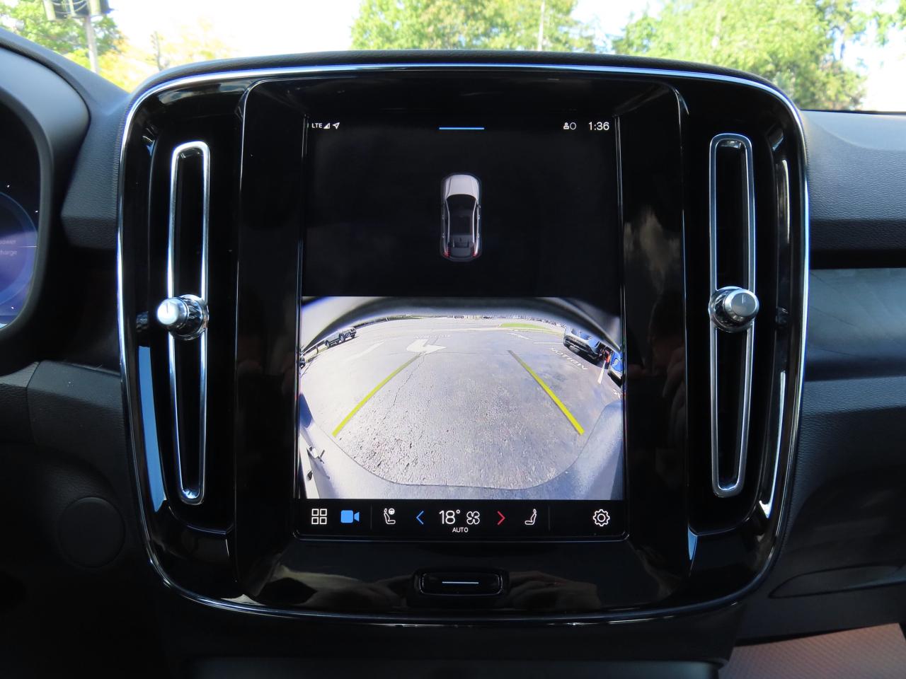 2024 Volvo C40 Recharge Pure Electric PLUS PKG - Recharge Pure Electric - Low Kms !! Photo