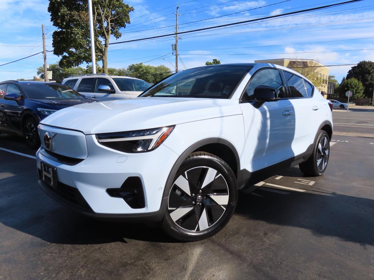 2024 Volvo C40 Recharge Pure Electric PLUS PKG - Recharge Pure Electric - Low Kms !! Photo3