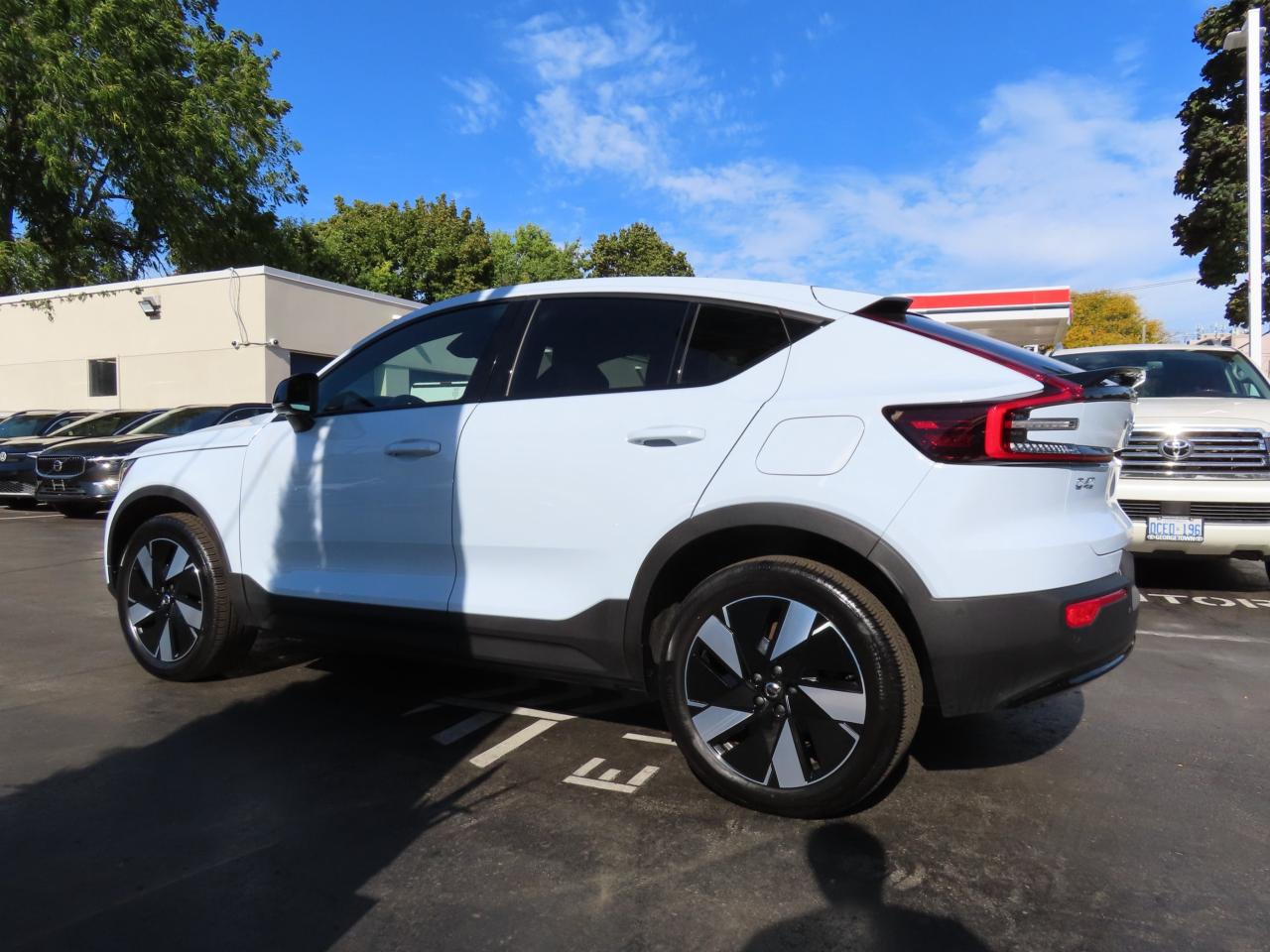 2024 Volvo C40 Recharge Pure Electric PLUS PKG - Recharge Pure Electric - Low Kms !! Photo