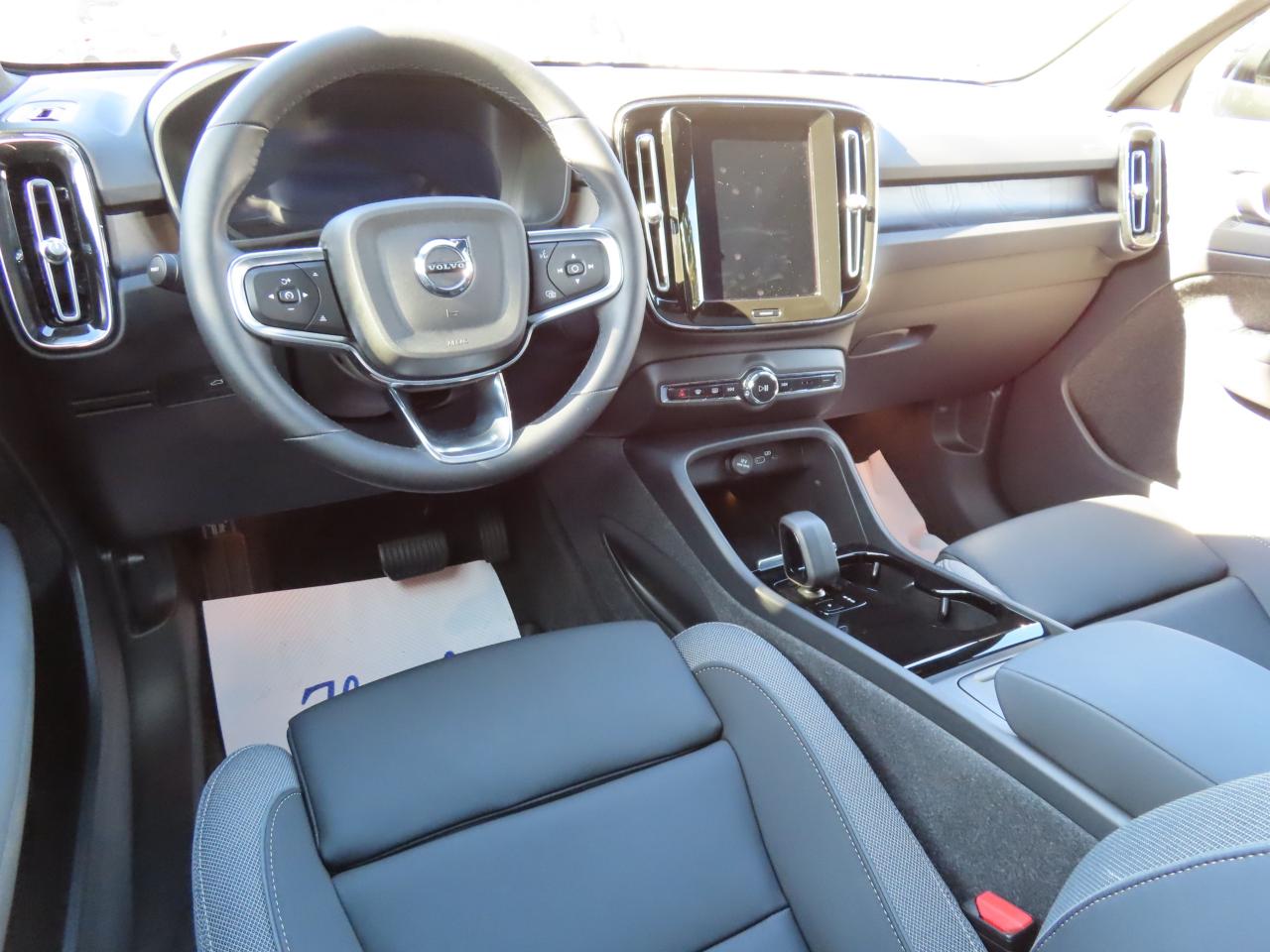 2024 Volvo C40 Recharge Pure Electric PLUS PKG - Recharge Pure Electric - Low Kms !! Photo