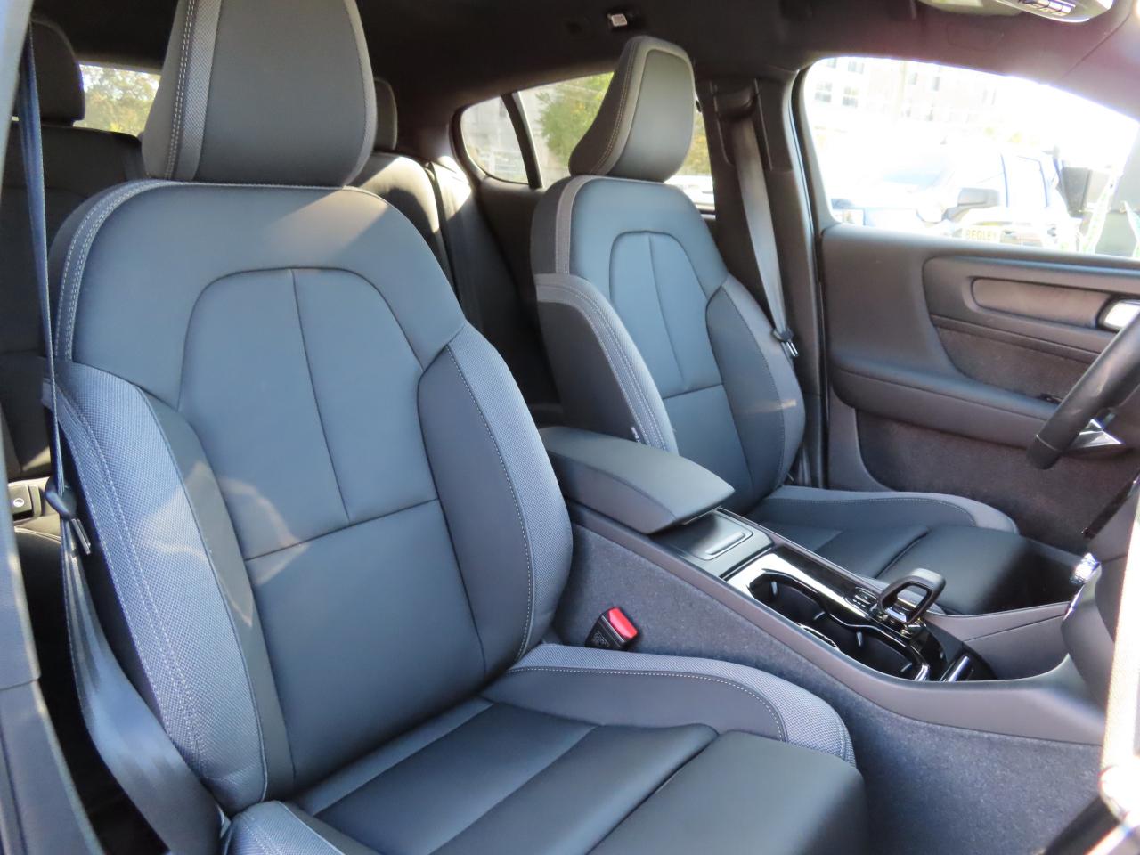 2024 Volvo C40 Recharge Pure Electric PLUS PKG - Recharge Pure Electric - Low Kms !! Photo