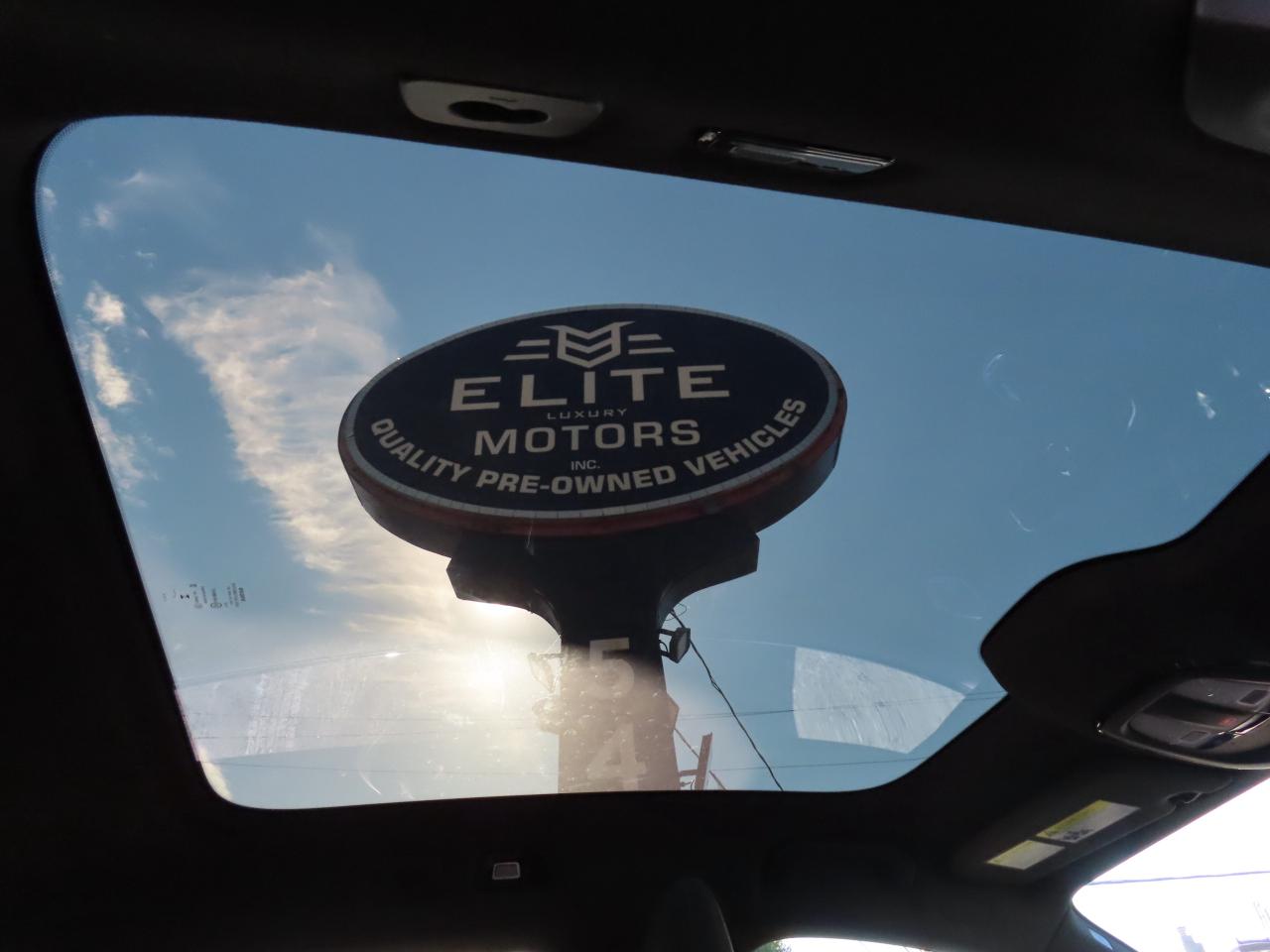 2024 Volvo C40 Recharge Pure Electric PLUS PKG - Recharge Pure Electric - Low Kms !! Photo