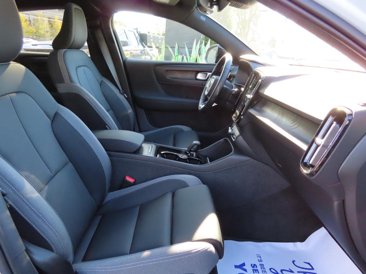 2024 Volvo C40 Recharge Pure Electric PLUS PKG - Recharge Pure Electric - Low Kms !! Photo