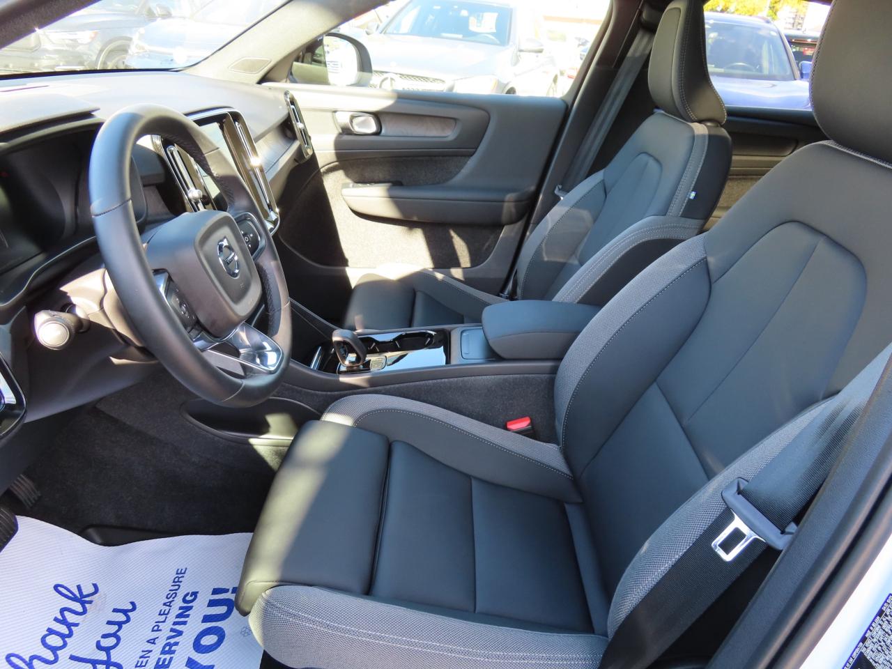 2024 Volvo C40 Recharge Pure Electric PLUS PKG - Recharge Pure Electric - Low Kms !! Photo