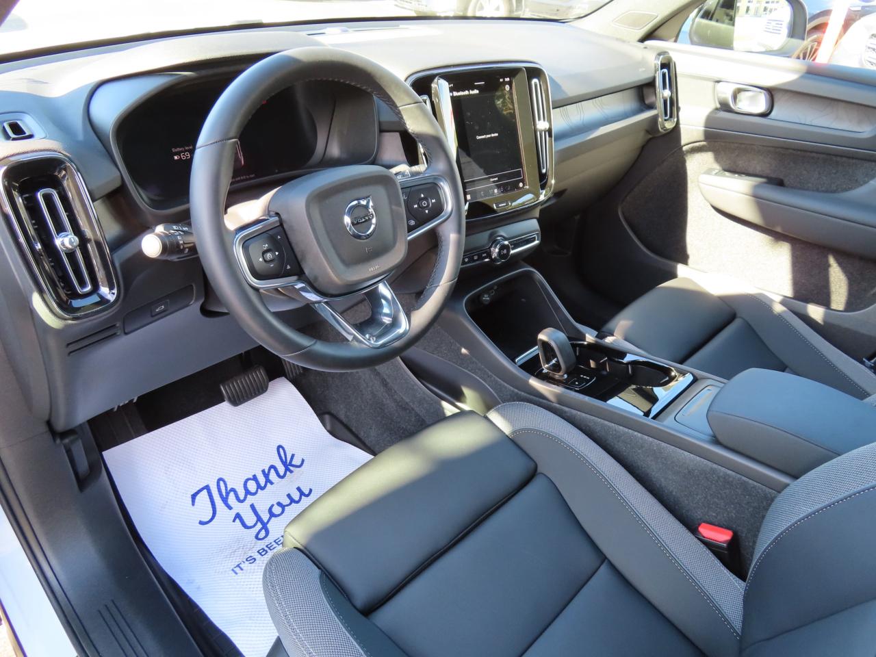 2024 Volvo C40 Recharge Pure Electric PLUS PKG - Recharge Pure Electric - Low Kms !! Photo