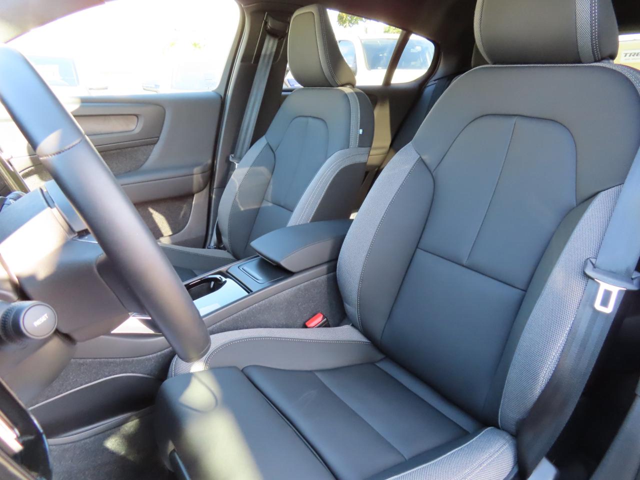 2024 Volvo C40 Recharge Pure Electric PLUS PKG - Recharge Pure Electric - Low Kms !! Photo