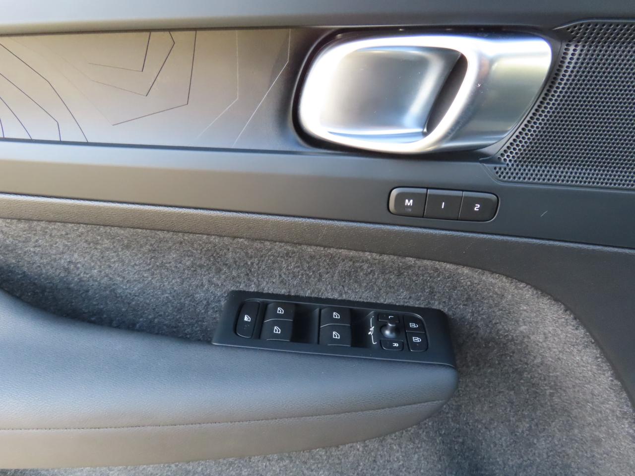 2024 Volvo C40 Recharge Pure Electric PLUS PKG - Recharge Pure Electric - Low Kms !! Photo