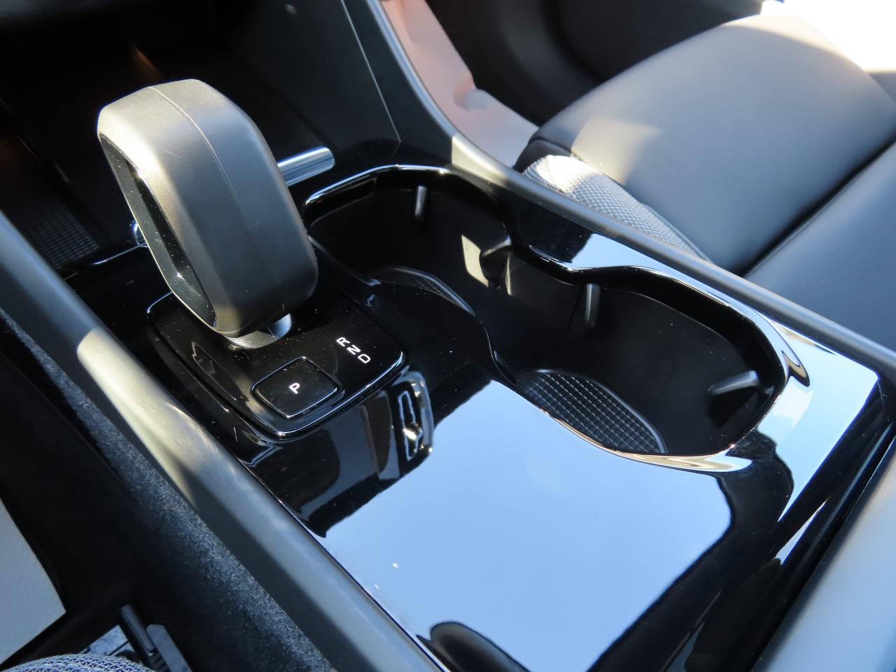 2024 Volvo C40 Recharge Pure Electric PLUS PKG - Recharge Pure Electric - Low Kms !! Photo