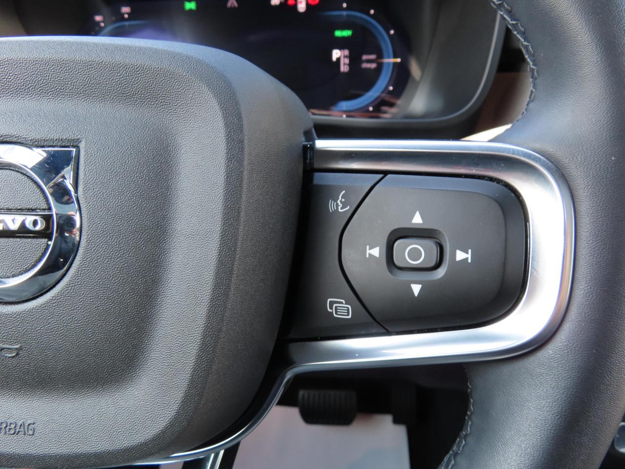 2024 Volvo C40 Recharge Pure Electric PLUS PKG - Recharge Pure Electric - Low Kms !! Photo