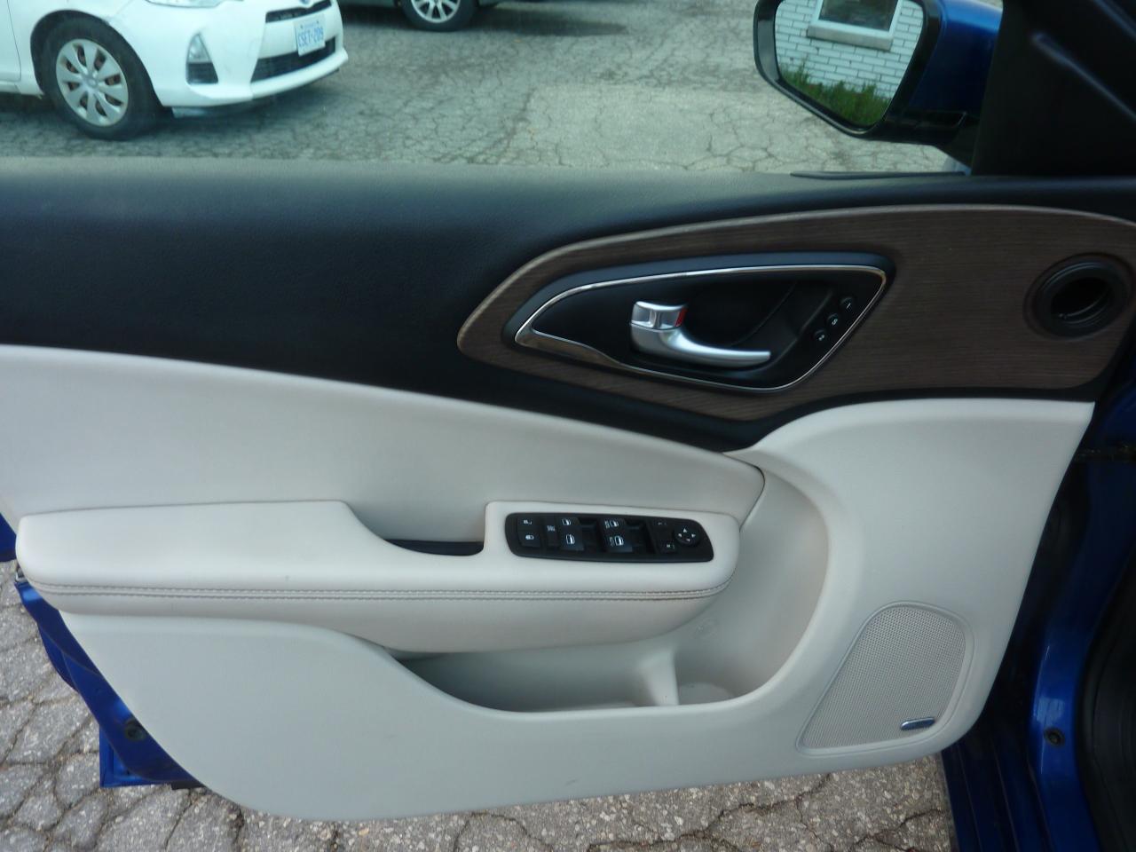 2015 Chrysler 200 C - Photo #24