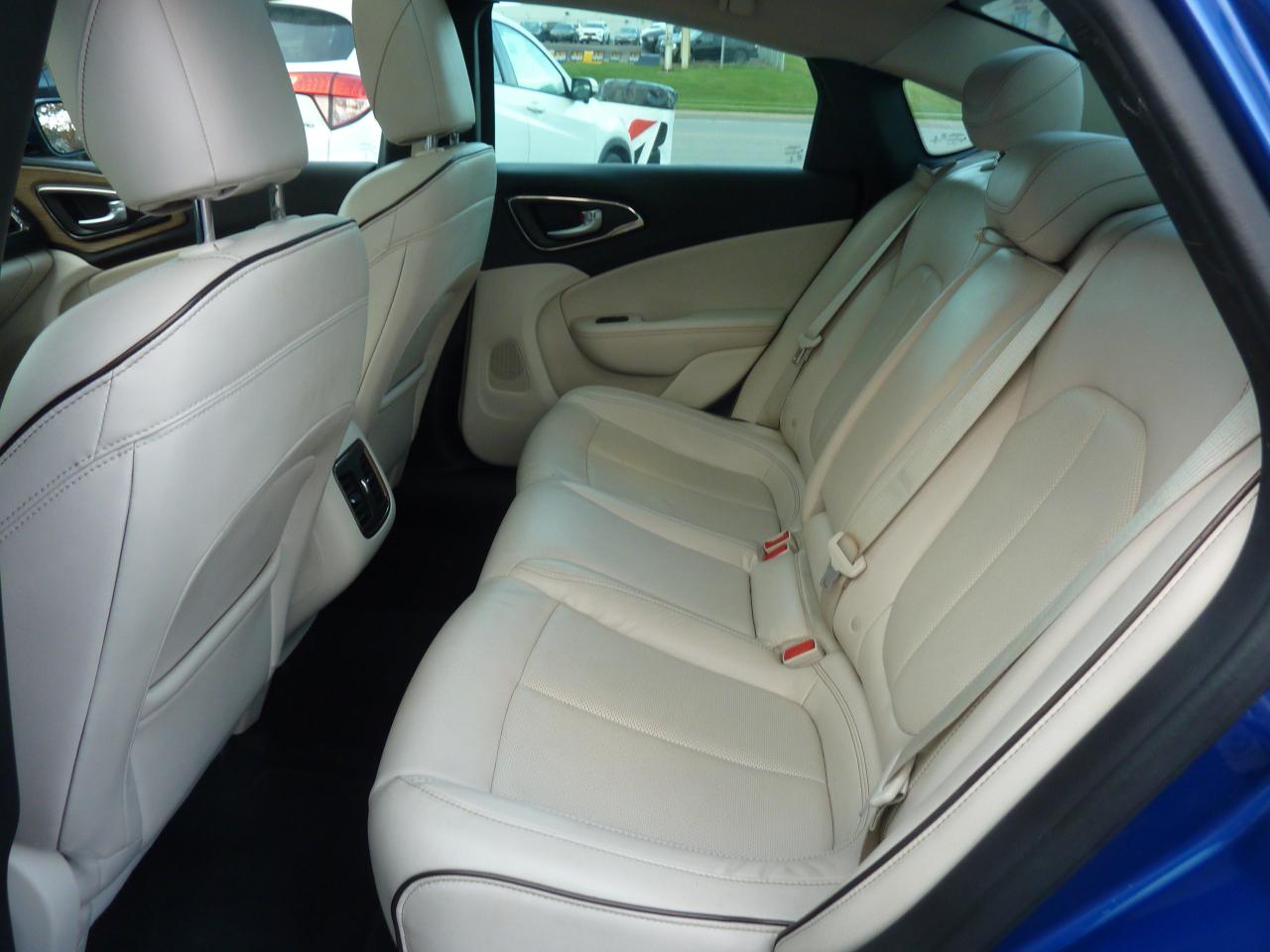 2015 Chrysler 200 C - Photo #10