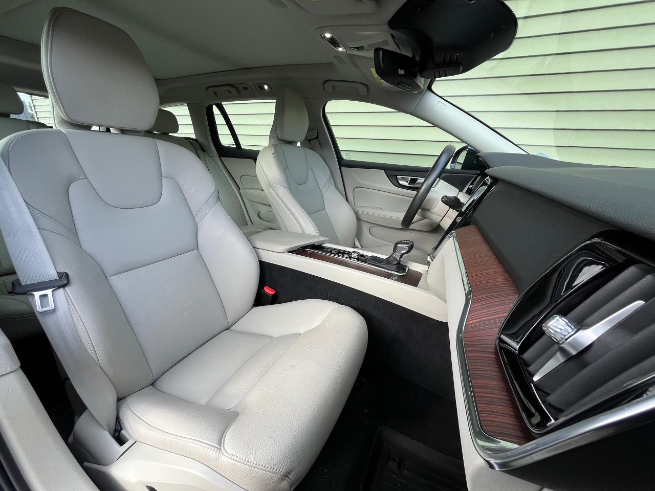 2021 Volvo V60 T6 AWD Momentum - Photo #2