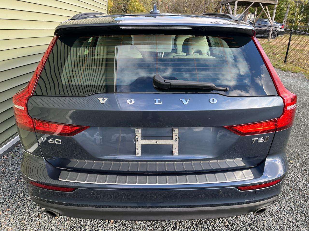 2021 Volvo V60 T6 AWD Momentum - Photo #4