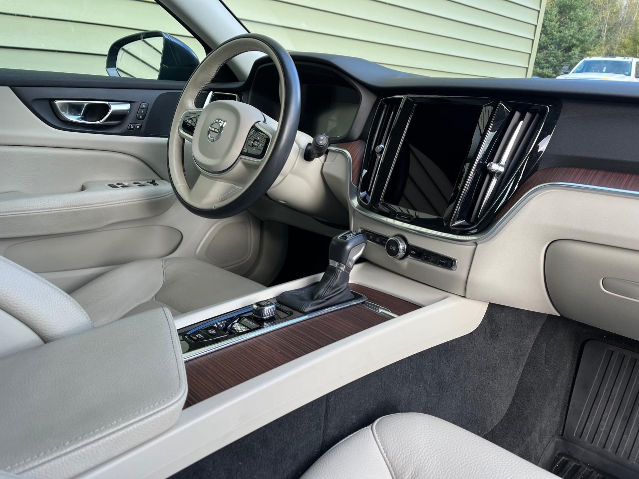 2021 Volvo V60 T6 AWD Momentum - Photo #3