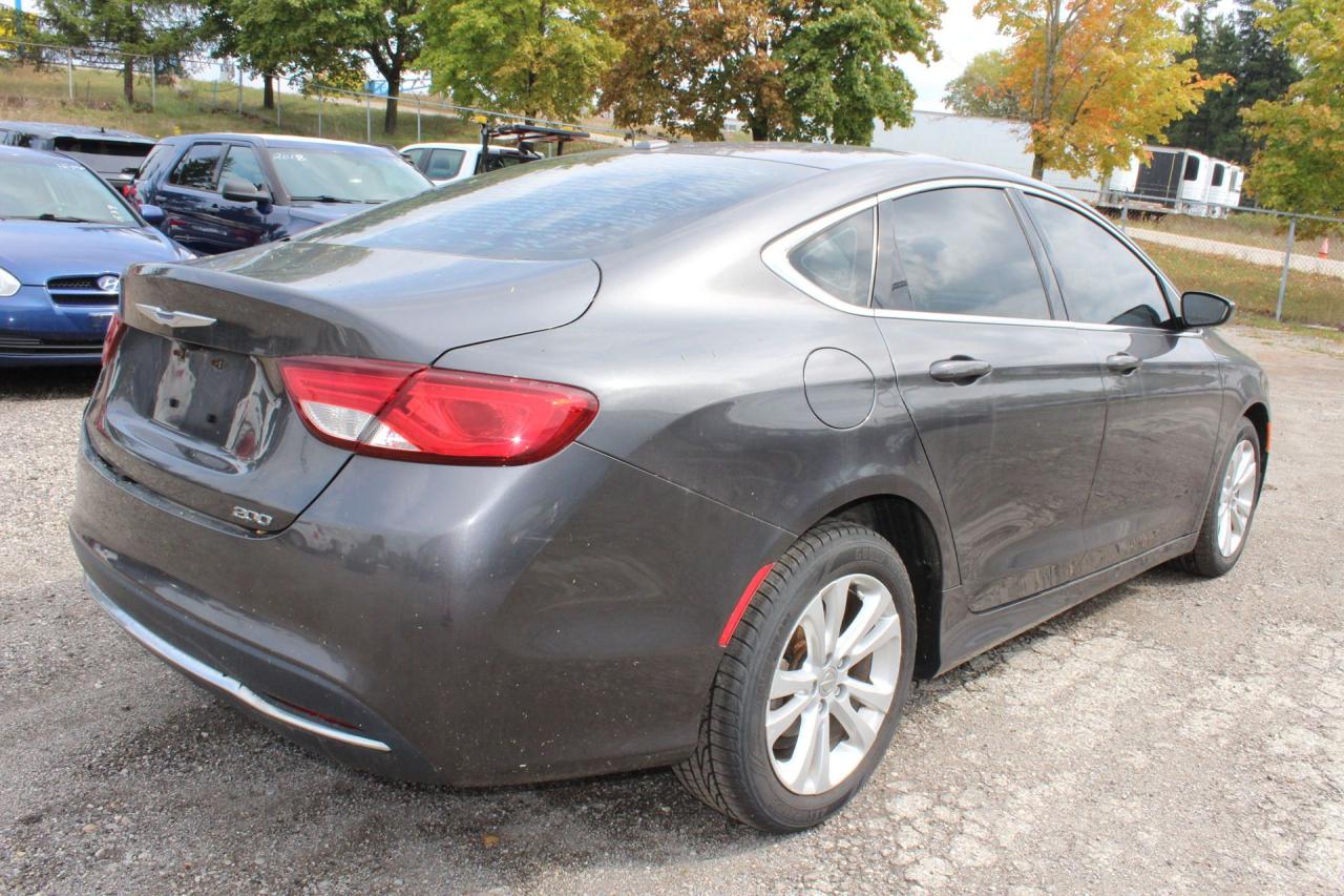 2015 Chrysler 200 Limited Photo2