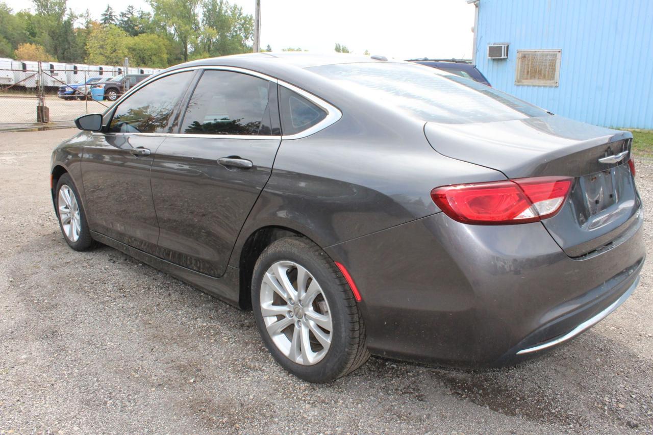 2015 Chrysler 200 Limited Photo3