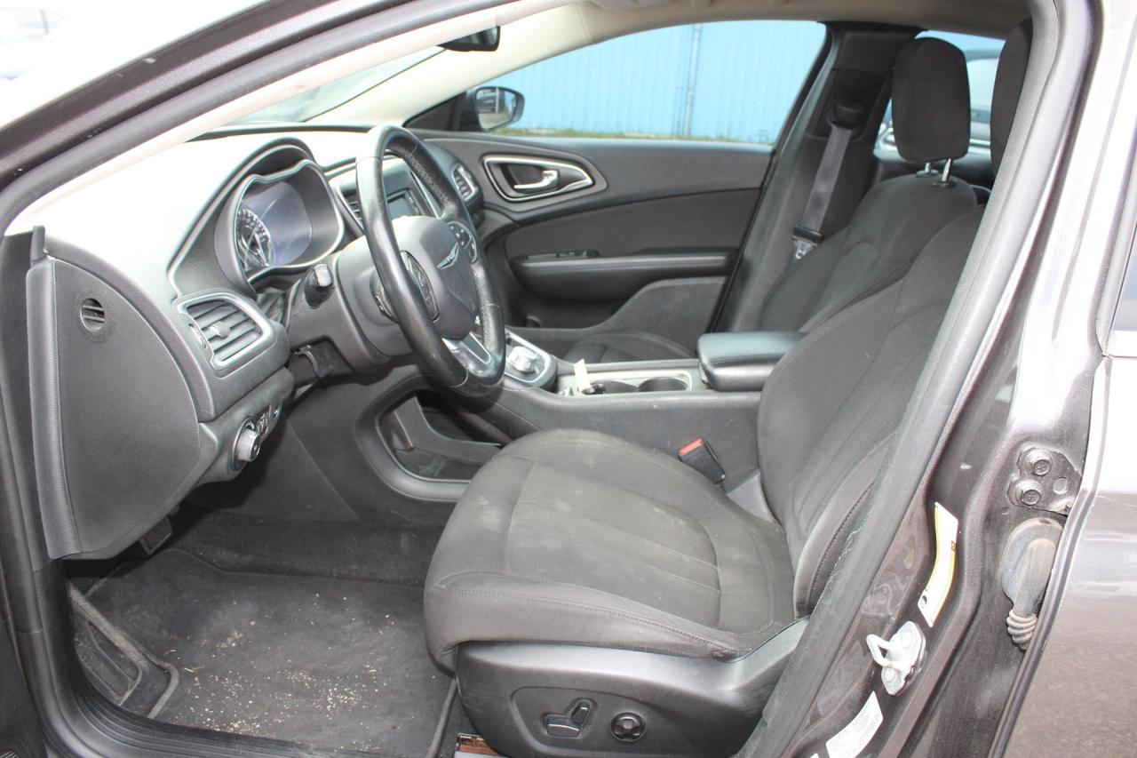 2015 Chrysler 200 Limited Photo4