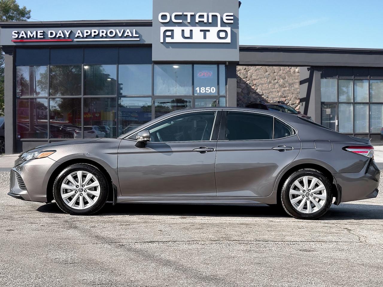 2020 Toyota Camry SE Photo2