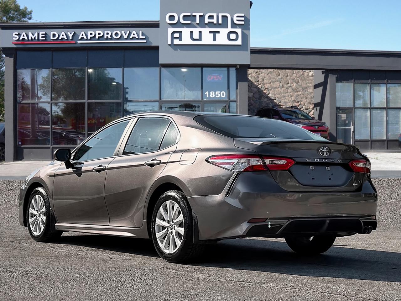 2020 Toyota Camry SE Photo3