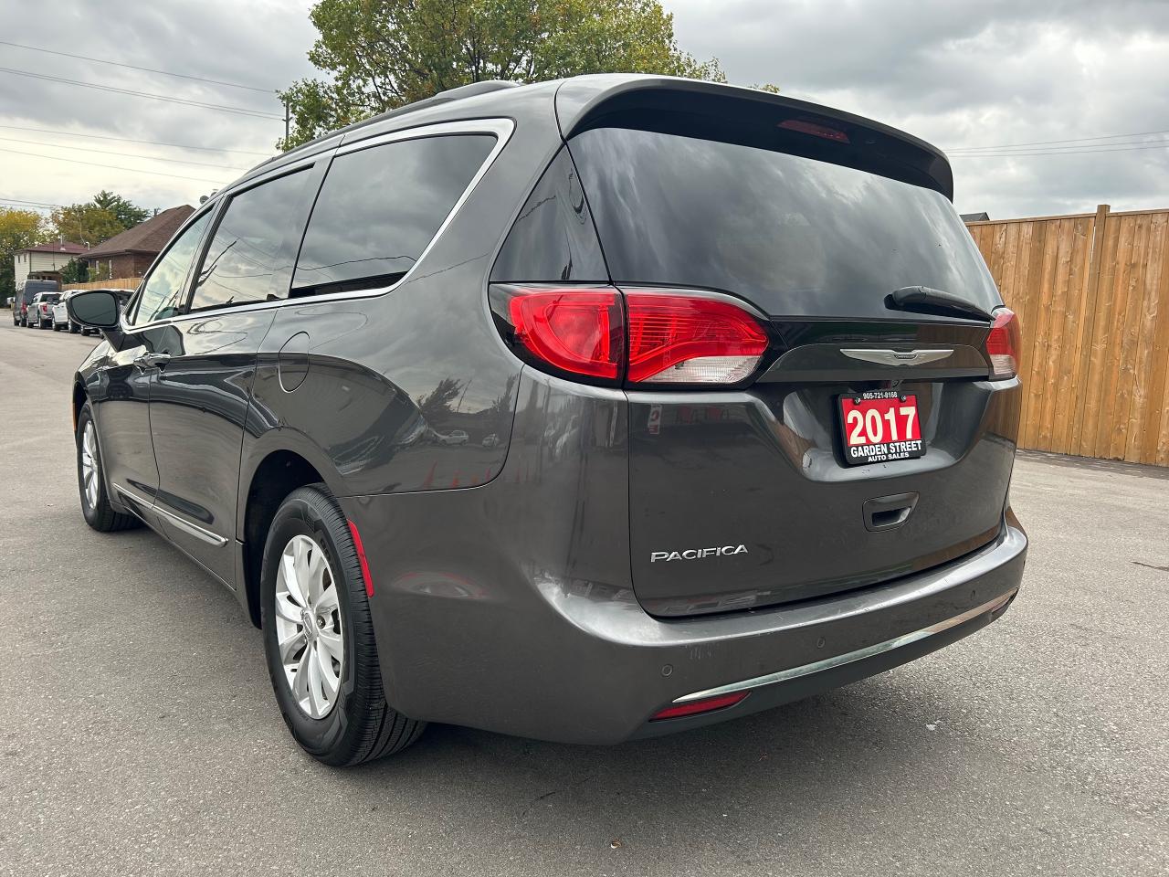 2017 Chrysler Pacifica Touring-L Photo2
